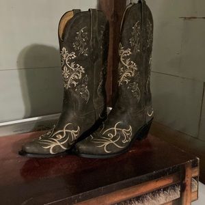 woman’s boots size 8